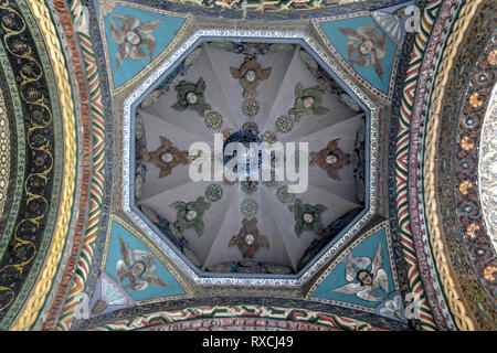 Etchmiadzin Cattedrale è la chiesa madre della Chiesa Apostolica Armena, situato nella città di Vagharshapat, Armenia. Foto Stock