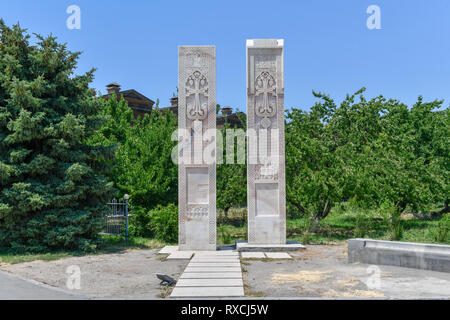 Khachkar nella Santa Etchmiadzin cattedrale in Vagharshapat, Armenia. Khachkar, noto anche come una croce armena-pietra, è scolpita una stele commemorativa un cuscinetto Foto Stock