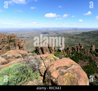 Soleggiato Sud Africa Graaff-Reinet,Valle della desolazione, Karoo, Camdeboo, panorama,impressionante bizzarre delle rocce e delle pietre sotto il cielo blu con alcune nuvole Foto Stock