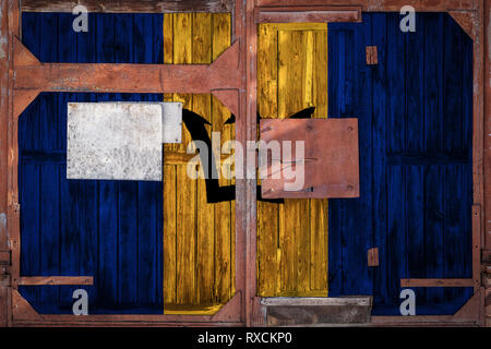 Close-up del vecchio magazzino gate con bandiera nazionale di Barbados. Il concetto di import-export di Barbados, lo stoccaggio di merci nazionali e la consegna delle merci. Foto Stock