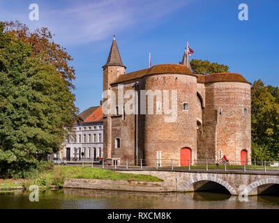 25 Settembre 2018: Bruges, Belgio - Il Gentpoort o gate di Gand, un secolo XV parte della città difese. Foto Stock