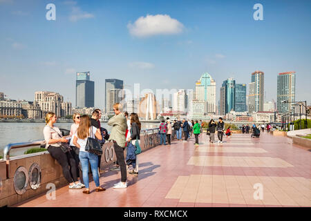 1 Dicembre 2018: Shanghai in Cina - Ai visitatori di camminare sulla riva del fiume Huangpu sul lato di Pudong, di fronte al Bund, Shanghai. Foto Stock