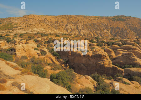 Fantastico paesaggio delle montagne e del deserto. Wadi Dana Parco Nazionale e Riserva di Dana tipico paesaggio. Giordania Foto Stock