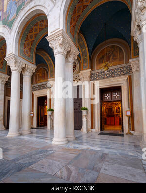 Athens, Grecia - 6 Novembre 2018: Cattedrale metropolitana di Atene situato in una metropoli Square nella città vecchia di Atene. Foto Stock