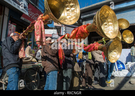 INDIA; KULLU, musicisti soffiando una grande tromba durante l annuale Dusshera-festival di Kullu, una valle nel nord dell'India Foto Stock