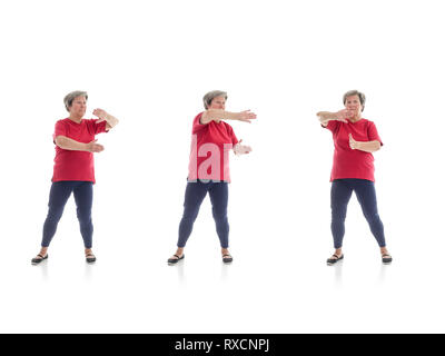 Serie di basic Tai chi forme eseguite da donna più anziana shot su sfondo bianco Foto Stock