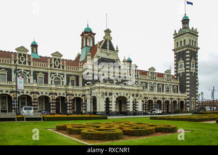 Dunedin, Nuova Zelanda - 24 Settembre 2016: famosa stazione ferroviaria edificio in Dunedin (Otago) in un giorno nuvoloso Foto Stock