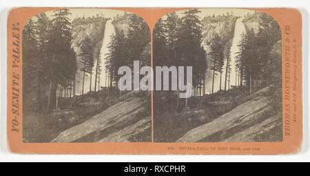 Nevada Fall, 700 piedi alto, vicino a vista. Thomas Houseworth &AMP; Co.; American, 1828-1915. Data: 1860-1869. Dimensioni 8 x 7,7 cm (ogni immagine); 8,7 x 17,6 cm (scheda). Albume stampa, stereo, No. 1636 dalla serie "Yosemite Valley". Origine: Stati Uniti. Museo: Chicago Art Institute. Foto Stock