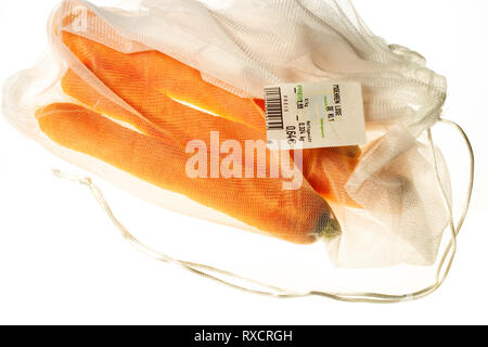Confezionamento Alimentare, carote in una plastica riutilizzabile net, evasione di rifiuti di plastica, Foto Stock