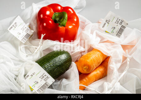 Confezionamento Alimentare, peperoni, carote, zucchine in una plastica riutilizzabile net, per evitare i rifiuti plastici, prezzo di etichetta, Foto Stock