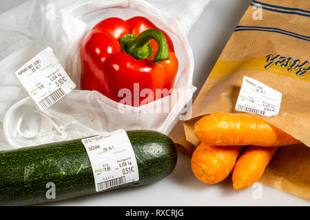 Imballaggi alimentari , paprika in una plastica riutilizzabile net, evasione di rifiuti di plastica, le zucchine senza imballaggio, carote in un sacchetto di carta, prezzo di etichetta, Foto Stock