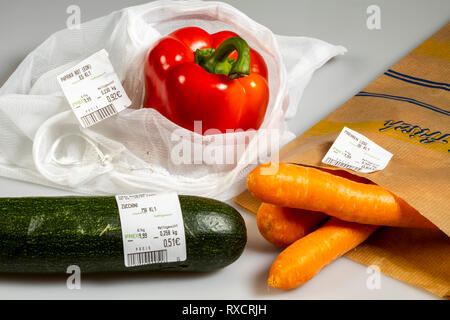 Imballaggi alimentari , paprika in una plastica riutilizzabile net, evasione di rifiuti di plastica, le zucchine senza imballaggio, carote in un sacchetto di carta, prezzo di etichetta, Foto Stock