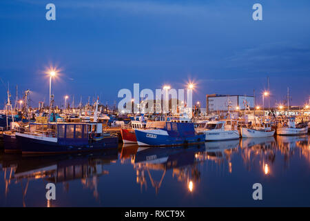 Polonia, Pomerania, Kashubia, Wladyslawowo town, barche nel porto di pesca e marina di notte Foto Stock