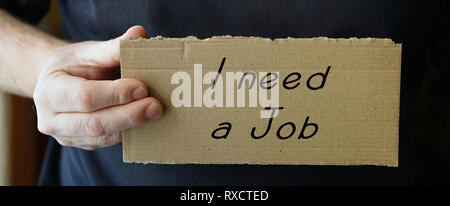 Cartello con la scritta "ho bisogno di un lavoro' Foto Stock