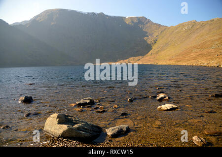 La Wainwright Helvellyn & Swirral Edge da Red Tarn nel Parco Nazionale del Distretto dei Laghi, Cumbria, Inghilterra, Regno Unito. Foto Stock