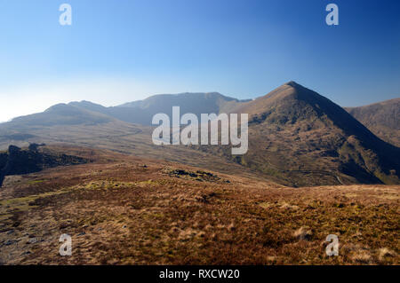 Estensione del bordo e la Wainwrights Helvellyn & Catstycam dalla Wainwright Birkhouse Moor nel Parco Nazionale del Distretto dei Laghi, Cumbria, England.UK. Foto Stock