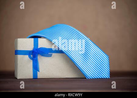 Felice giorno padri concetto con cravatta e confezione regalo su sfondo di legno Foto Stock