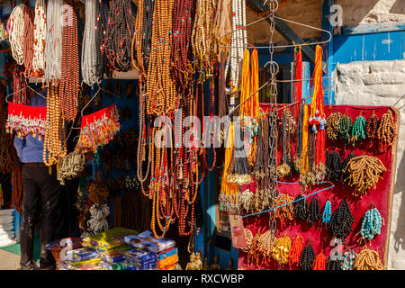 Kathmandu, Nepal - Novembre 12, 2016: Regali di Kathmandu. Boudha stupa. Souvenir tradizionali collane e bande di mano. Foto Stock