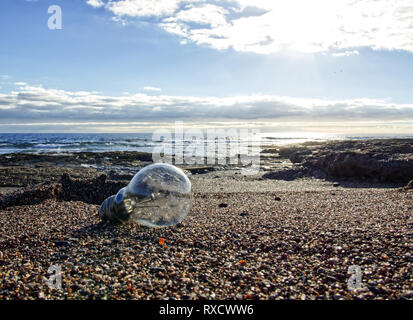 Vecchia lampadina della luce sulla spiaggia Foto Stock