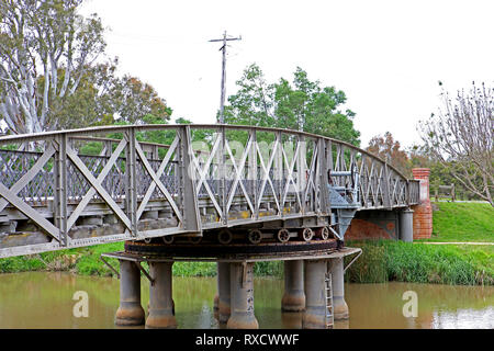 Visitare l'Australia, storico ponte girevole a Vendita, Victoria, Australia in Gippsland economica regione rurale. Foto Stock