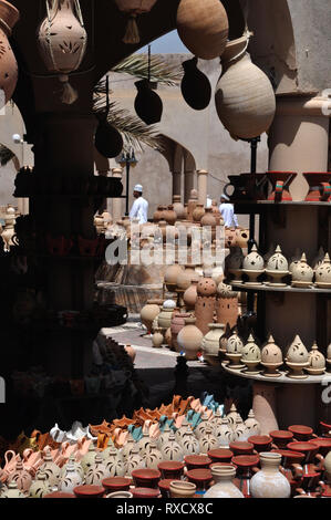 Tradizionali di vasi di ceramica in vendita nel mercato di Nizwa, Oman Foto Stock