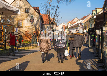 Zagabria, Croazia - 29 dicembre 2018. Persone passeggiare lungo Ulica Ivana Tkalcica, un famoso cibo e bevande street nel centro di Zagabria, durante la Chr Foto Stock