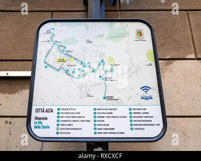 BERGAMO, Italia - 19 febbraio 2019: outdoor mappa della città sulla strada di Città Alta (Città Alta di Bergamo. Bergamo è la capitale della provincia di Bergamo in Foto Stock