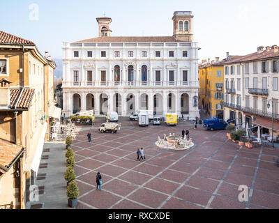 BERGAMO, Italia - 19 febbraio 2019: sopra vista dei turisti sulla Piazza Vecchia Piazza e biblioteca pubblica Biblioteca Civica Angelo Mai in Città Alta (UPP Foto Stock