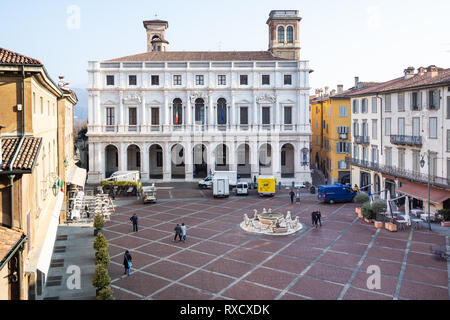 BERGAMO, Italia - 19 febbraio 2019: sopra vista di persone sulla piazza vecchia piazza e biblioteca pubblica Biblioteca Civica Angelo Mai in Città Alta (superiore Foto Stock