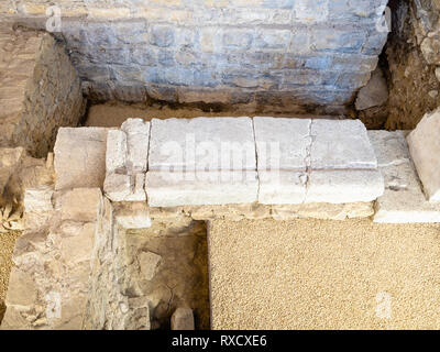 BERGAMO, Italia - 19 febbraio 2019: antica fondazione di palazzo medievale Palazzo del Podestà nel Museo delle storie (museo storico) in Bergamo alta. Foto Stock