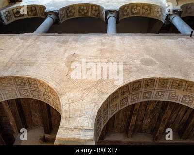 BERGAMO, Italia - 19 febbraio 2019: hall del palazzo medievale Palazzo del Podestà nel Museo delle storie (museo storico) in Città Alta (Città Alta) o Foto Stock