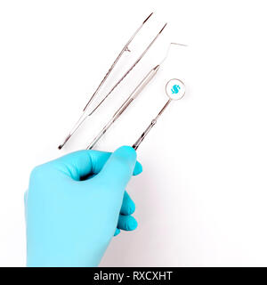 Concetto di odontoiatria costosi o assicurazione dentaria costi. Costo elevato del dentista e cura. Il dollaro il simbolo di valuta. - Immagine Foto Stock