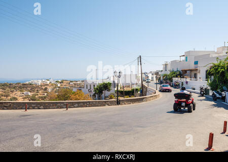 SIFNOS, Grecia - 11 Settembre 2018: la via centrale di Apollonia, la capitale di Sifnos. Cicladi Grecia Foto Stock