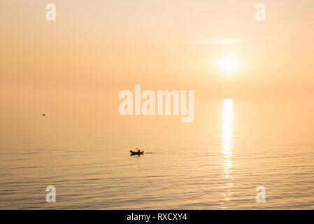 Silhouette di kayak durante il tramonto Foto Stock