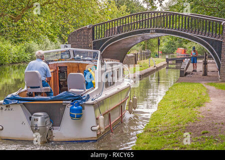 Nnarrow barca si avvicina Isis serratura, Oxford, Regno Unito Foto Stock