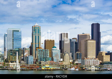 Lo skyline di Seattle e Waterfront, downtown cityscape, da Elliott Bay in una giornata di sole, nello stato di Washington, USA. Foto Stock