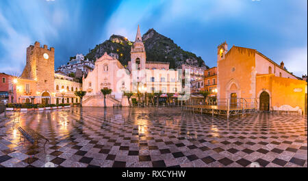 Piazza IX Aprile a Taormina, Sicilia, Italia Foto Stock