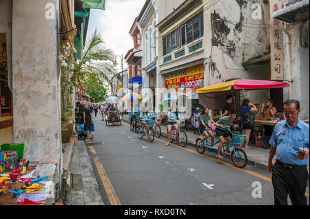 I turisti sulla strada armena di George Town, Penang. Nel cuore del Patrimonio Mondiale district, la strada è ben noto per i suoi antichi templi del clan e Foto Stock