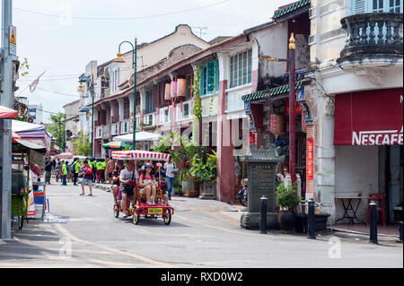 I turisti sulla strada armena di George Town, Penang. Nel cuore del Patrimonio Mondiale district, la strada è ben noto per i suoi antichi templi del clan e Foto Stock
