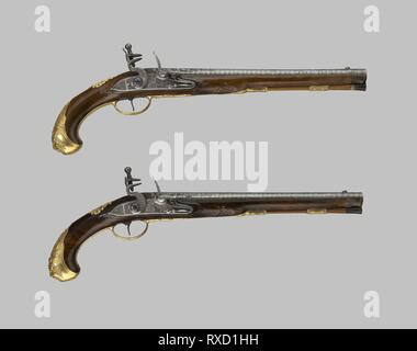 Coppia di custodia Flintlock Pistols. Belga, Liegi. Data: 1710-1740. Dimensioni: L. 48 cm (18 7/8 in.) canna L. 32,5 cm (12 3/4 in.), WT. 2 lb. 12 oz. Calibro .60. Acciaio, argento, ottone, legno (noce), e mercurio dorature. Origine: Liegi. Museo: Chicago Art Institute. Foto Stock