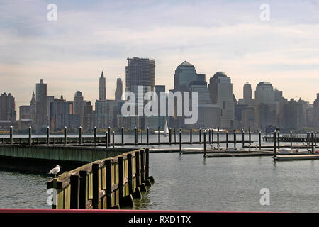 Skyline di edifici a Manhattan, New York, visto dalla marina in Jersey City, NJ, sull'altro lato del fiume Hudson. Foto Stock