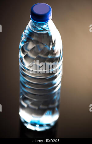 Una immagine di una bottiglia di acqua potabile Foto Stock