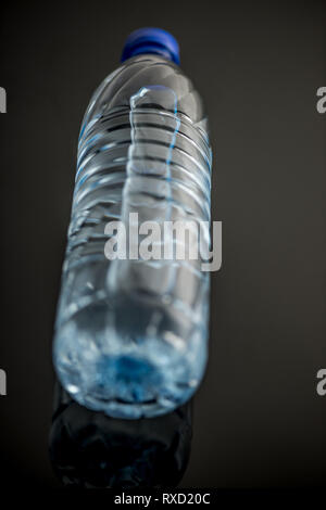 Una immagine di una bottiglia di acqua potabile Foto Stock