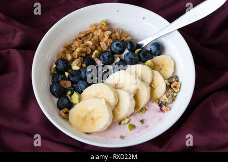 Ciotola di bueberries fresca e banana yogurt Foto Stock