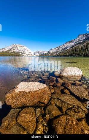 Riflessi nel Lago Tenaya Foto Stock