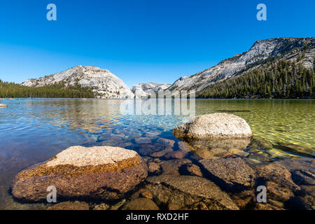 Riflessi nel Lago Tenaya Foto Stock