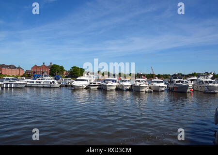 Yacht ormeggiati sul Oulton Broad, Suffolk, Regno Unito Foto Stock