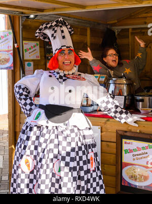 Dame Ruby rabarbaro (comico dello chef) outfit & trader di stallo divertendosi, sorridente e in piedi dal commercio stand - Wakefield cibo, drink & Rabarbaro Festival 2019 Foto Stock