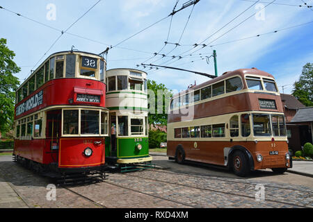 Due tram e filobus presso l'East Anglia Transport Museum, Carlton Colville, Lowestoft, Suffolk, Regno Unito Foto Stock