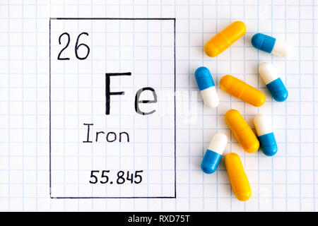 La grafia elemento chimico ferro Fe con le pillole. Close-up. Foto Stock
